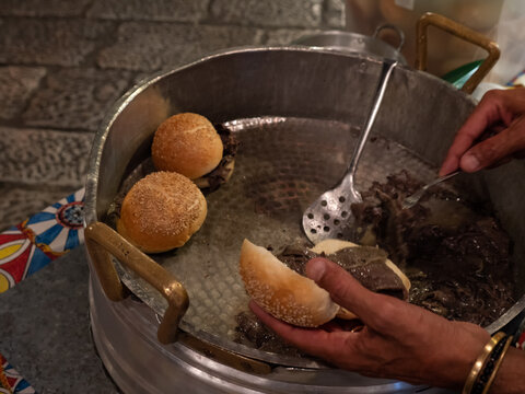 preparazione di cibo di strada, panini con la milza a Palermo. 