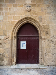 Fototapeta na wymiar imagen puerta madera y el edificio con las paredes de piedra 