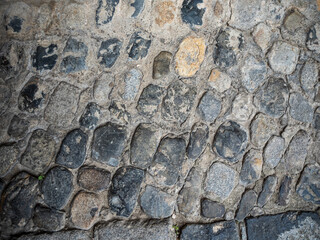 imagen textura suelo de adoquines de piedras ovaladas con las juntas de cemento 