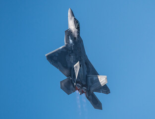 Avion de combate furtivo de ultima generacion en vuelo vertical con postquemadores