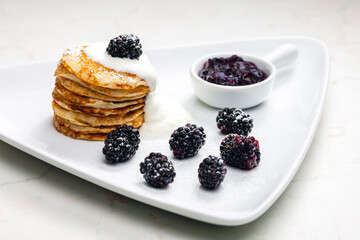 pancakes with blackberries and cream