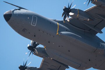 Avion moderno de transporte militar cuatrimotor turbohelice - obrazy, fototapety, plakaty