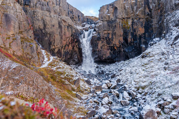der Wasserfall, Fardagafoss, ist sehr schön auf dem Berg im Osten von Island gelegen, umgeben von vielen Blaubeeren