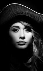 Glamour Frau in Schwarz Weiß mit Hut und Babyface und Licht Edel mit Augen und Haare nach Hollywood Portrait, attraktiv, jung Polin