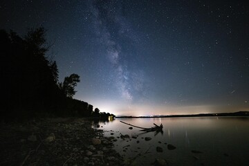 Ast im Wasser ber&uuml;hrt die Milchstra&szlig;e