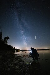Ast im Wasser ber&uuml;hrt die Milchstra&szlig;e