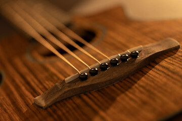 Detalle de guitarra acústica de madera