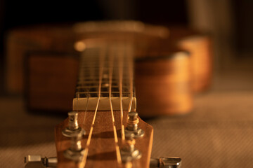 Detalle de guitarra acústica de madera