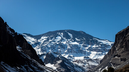 Montaña nevada con cielo azul profundo en invierno