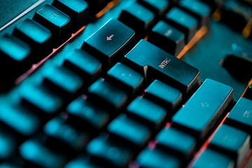 Detalle de teclado luminoso moderno RGB de colores