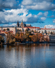 Obraz premium river, bridge, city, architecture, prague, europe, travel, castle, town, cityscape, building, landmark, old, panorama, tourism, view, sky, ancient, winter, blue, sunrise, sunset, urban, czech, charles