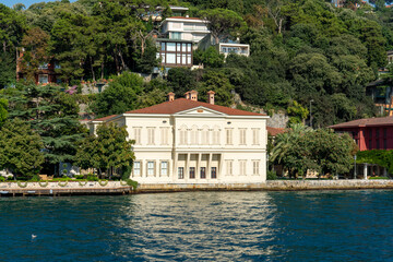 Obraz premium Views of various houses, (home) mansions and nostalgic buildings from the sea on the Bosphorus, on the Asia side of Istanbul. Residence by the sea.