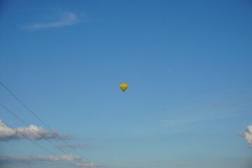 Fototapeta Latający balon na niebie i widoczne linie elektryczne obraz