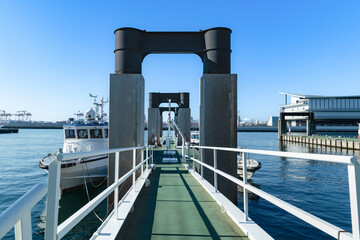 東京青海南ふ頭公園付近の浮桟橋と船舶