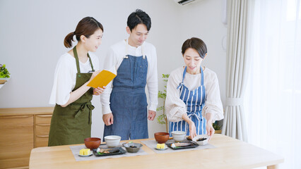 料理教室の講師と生徒（主婦・調理・勉強）