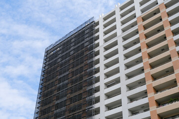 横写真　マンション　集合住宅　外壁工事　足場　大規模修繕
