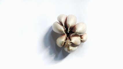 Fototapeta na wymiar garlic on white