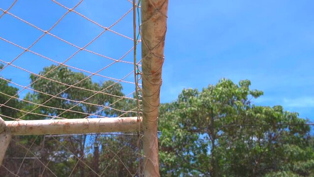 jugada fallada tiro a  la porter&iacute;a,  plano detallado cuando el balon  pega en el marco de la porteria del rival 