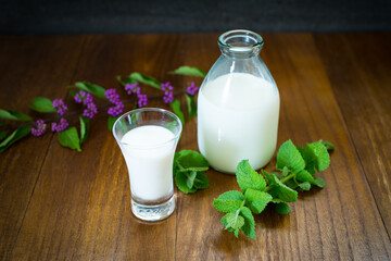 ミルクとミント、花、木目の背景