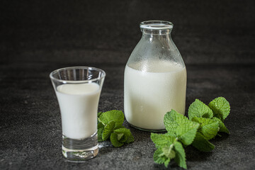 ミルクとミント、石目の背景
