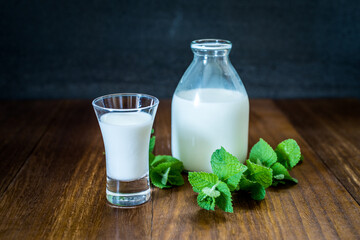 ミルクとミント、木目の背景
