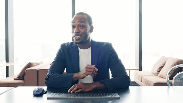 話をする黒人男性　インタビュー　ビデオ通話