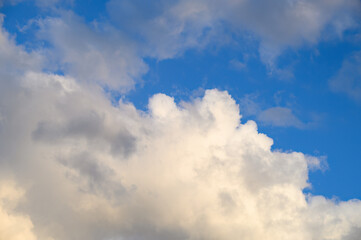 Fototapeta premium Dramatic cloudscape on a sunny day, blue sky and white clouds as a nature background 