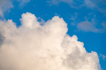 Obraz premium Dramatic cloudscape on a sunny day, blue sky and white clouds as a nature background 