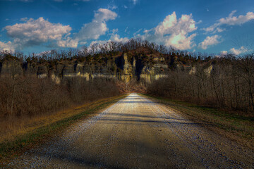 Obraz premium Magnificent Bluff View LaRue-Pine Hills with fluffy clouds in the sky 