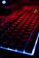 teclado iluminado con luz roja y azul