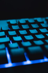 teclado iluminado con luz azul