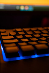 teclado iluminado con luz naranja