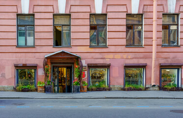 Fototapeta na wymiar the entrance to the building decorated with flower pots