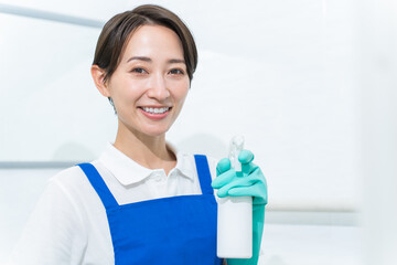 お風呂掃除をする日本人女性