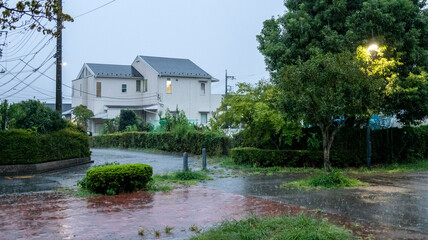 雨の住宅街