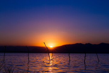 vista de un lago al atardecer