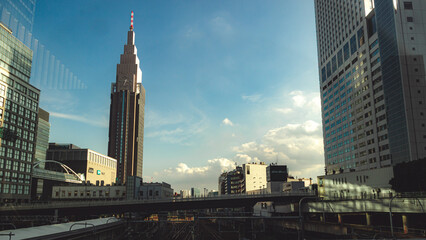 La ciudad de Tokio al atardecer con nubes