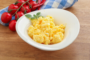 Scrambledd egg in the bowl