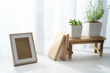 窓際で育てる観葉植物と写真立て
