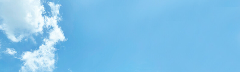 真っ青な空のパノラマ写真