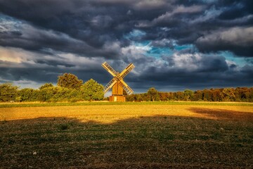 Windmühle unter Wolkenhimmel  bei Abendstimmung