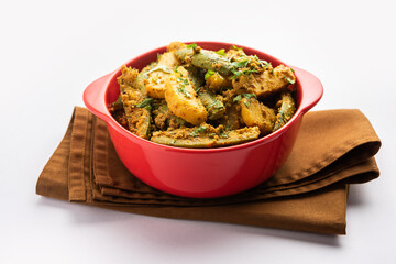 Aloo Potol or Dalna Recipe is a traditional sabzi from bengal made with potato & pointed gourd