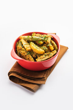 Aloo Potol or Dalna Recipe is a traditional sabzi from bengal made with potato & pointed gourd