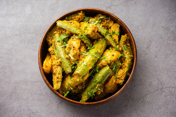 Aloo Potol or Dalna Recipe is a traditional sabzi from bengal made with potato & pointed gourd
