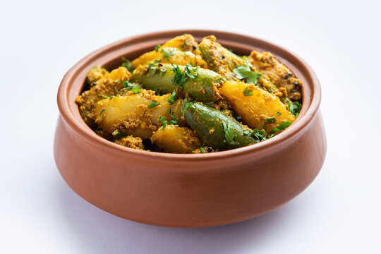 Aloo Potol or Dalna Recipe is a traditional sabzi from bengal made with potato & pointed gourd