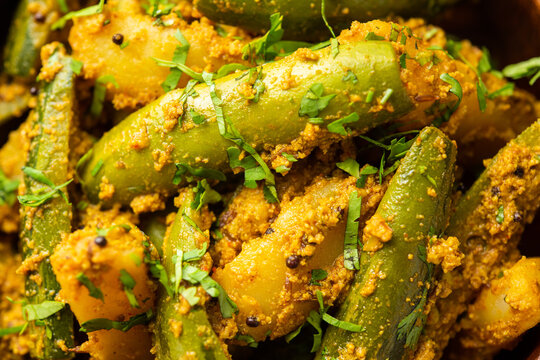 Aloo Potol or Dalna Recipe is a traditional sabzi from bengal made with potato & pointed gourd