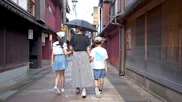手を繋いで歩く日本人の母と子供