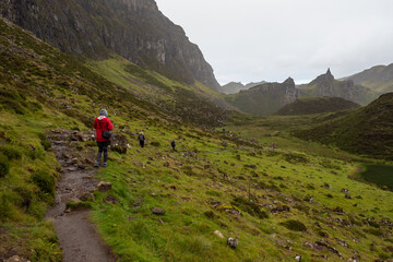 Obraz premium Female hiker hiking the Quiraing on the Isle of Skye in Scotland 