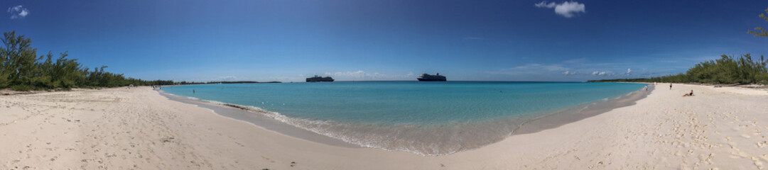 Fototapeta Traumreise Karibikkreuzfahrt mit Kreuzfahrtschiffen auf Bahamas Privatinsel und einsamem Strand mit Palmen auf Insel	 obraz