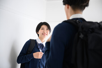 学生の放課後のカップルのイメージ